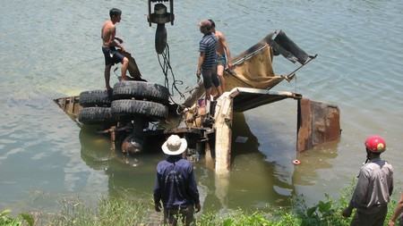 Đà Nẵng: Mất thắng khi quay đầu, xe tải lao xuống sông