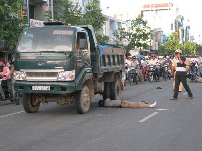 Đà Nẵng: Một người chết dưới gầm xe tải