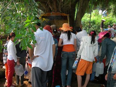 Đà Nẵng: “Nước thánh” bị nhiễm khuẩn nặng