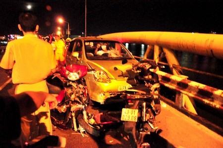 Đà Nẵng: Ô tô “điên” đâm liên hoàn 3 xe máy trên cầu