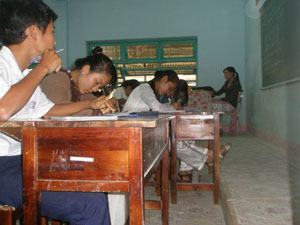 Đà Nẵng: Thầy trò khổ sở vì bàn ghế… chuẩn