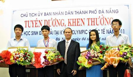 Đà Nẵng tôn vinh thày và trò vừa đoạt giải Olympic quốc tế
