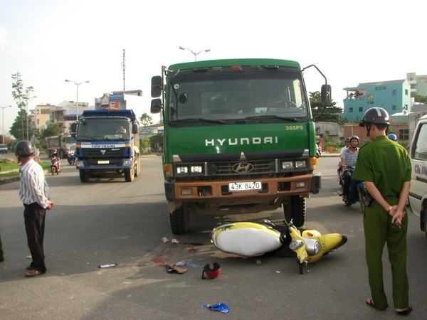 Đà Nẵng: Xe ben tông xe máy, hai nữ sinh nguy kịch