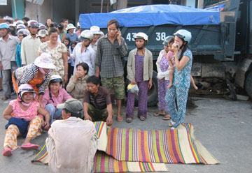 Đà Nẵng: Xe tải đâm xe máy, 2 người thiệt mạng