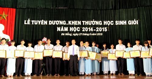 Khen thưởng hơn 200 HS giỏi năm học 2014-2015