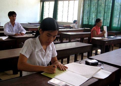Đặc cách cho 10 thí sinh khiếm thị vào Đại học Huế