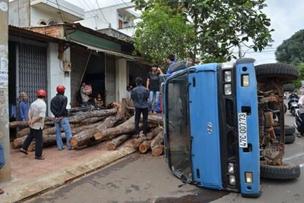 Đắc Lắc: Gỗ tròn lăn giữa phố, đè 3 xe máy và nhà dân