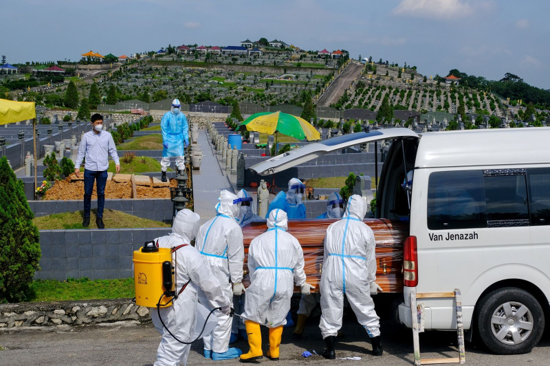 Nạn nhân Covid-19 được chôn cất tại một nghĩa trang ở Selangor, Malaysia /// Bloomberg