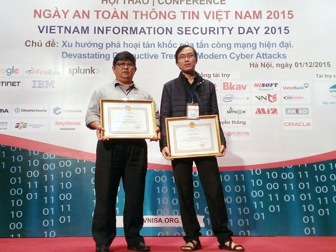 Thầy và trò ĐH Duy Tân nhận Bằng khen của Bộ Thông tin- Truyền thông và chụp ảnh lưu niệm tại Cuộc thi “Cyber Sea Game 2015”.