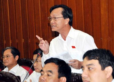 “Đại học Quốc gia mặc áo quá chật”