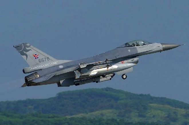 Tiêm kích F-16 của Đài Loan mang tên lửa diệt hạm AGM-84 Harpoon /// Ảnh: Chụp màn hình Airliners