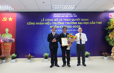 Trao quyết định công nhận Hiệu trưởng Trường Đại học Cần Thơ cho PGS-TS Trần Trung Tính