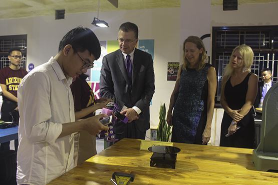 Đại sứ Hoa Kỳ thăm không gian sáng chế của SV ĐH Đà Nẵng