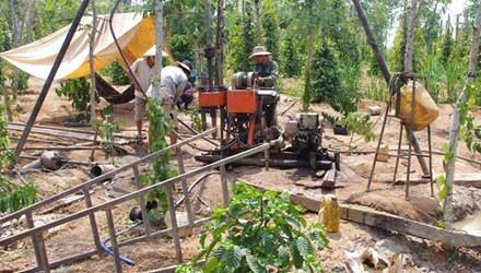 Dân khoan giếng tìm nước tưới cà phê và tiêu.