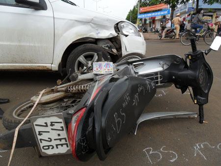 Đắk Lắk: Xe máy đâm “rách” ô tô, tài xế đưa nạn nhân đi cấp cứu