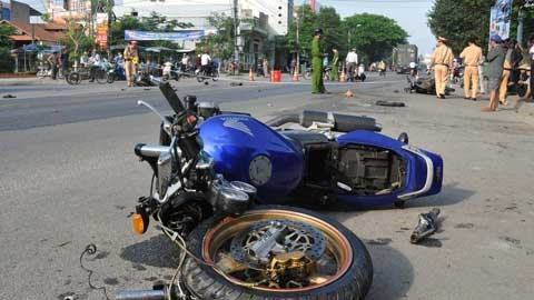 Đâm trực diện, xe mô tô “khủng” gãy đôi