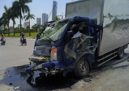 Đâm vào xe buýt, xe tải nát đầu