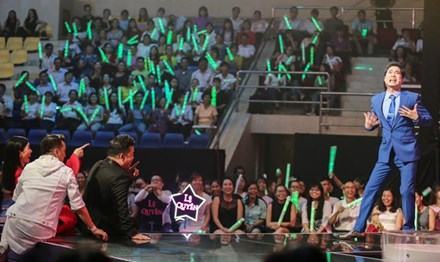 Đàm Vĩnh Hưng ‘nằm dài’ khi Ngọc Sơn ‘quẩy’ tưng bừng