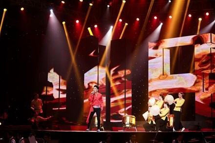 Đàm Vĩnh Hưng ‘nằm dài’ khi Ngọc Sơn ‘quẩy’ tưng bừng ảnh 1