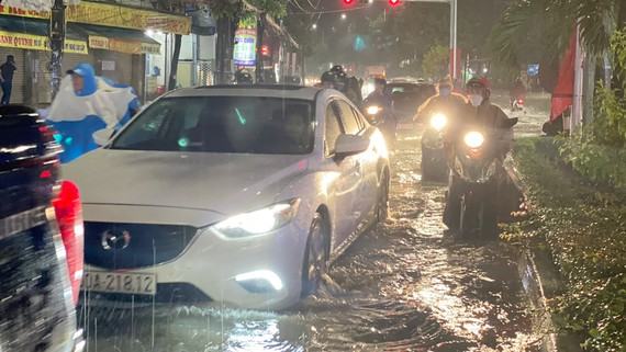 Đường Đồng Khởi, phường Tân Phong (TP Biên Hòa, Đồng Nai)  bị ngập nước sau cơn mưa tối 4-5-2022. Ảnh: HOÀNG BẮC