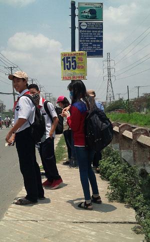 Dân khổ vì thiếu nhà chờ xe buýt