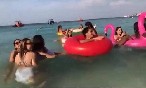 HHen Niê đi chơi biển cùng thí sinh Miss Universe 2018