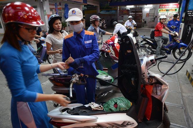 Dán tem 3.700 trụ bơm xăng ở TP.HCM để ngăn gian lận