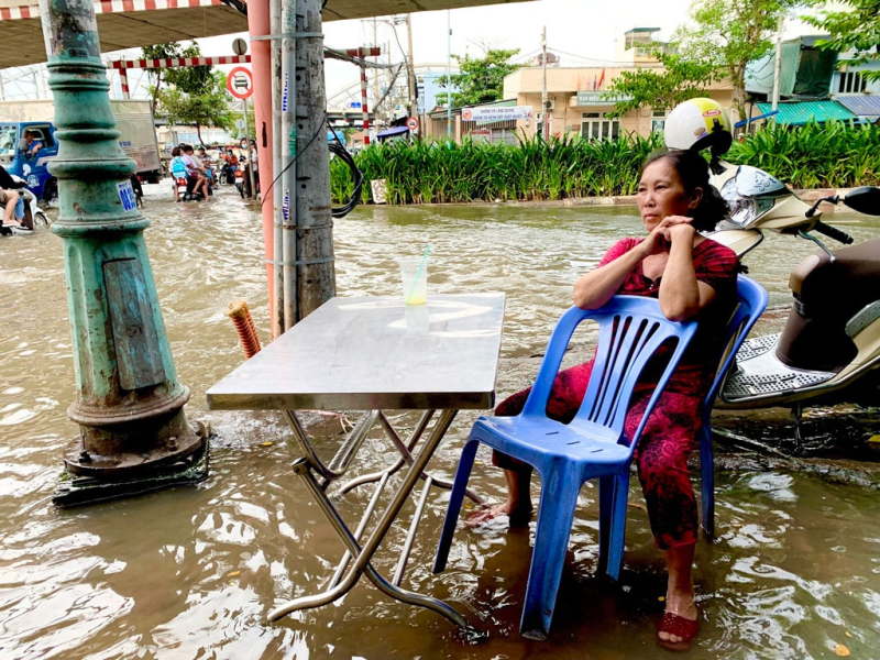 Dân thành phố lo “đắp đê, tát nước”