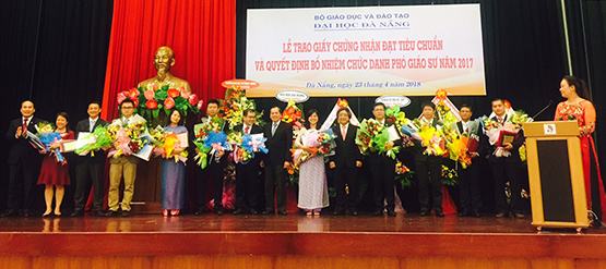 ĐH Đà Nẵng trao chứng nhận cho 23 phó giáo sư
