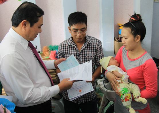 Đà Nẵng trao giấy khai sinh tận nhà