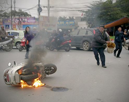 Đang chạy, Piaggio LX bỗng dưng phát hỏa