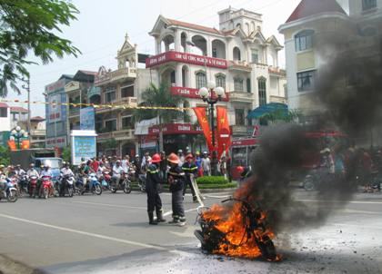 Đang chạy trên đường, xe Atila cháy rụi thành than