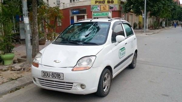 Đang đi bộ bị taxi đâm văng 10m