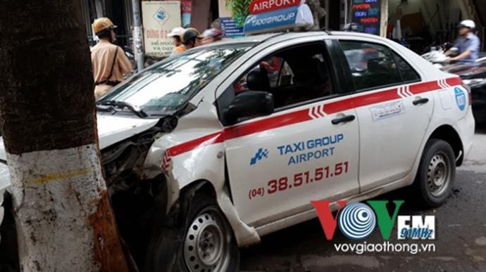 Đang đi trên đường, taxi nổ lốp húc thẳng gốc cây