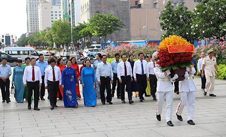 Dâng hương, dâng hoa Chủ tịch Hồ Chí Minh và Chủ tịch Tôn Đức Thắng