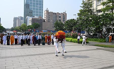 Đoàn lãnh đạo TP.HCM dâng hương, dâng hoa tưởng niệm Chủ tịch Hồ Chí Minh và Chủ tịch Tôn Đức Thắng