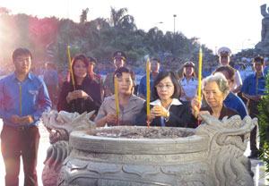 Dâng hương tưởng niệm các anh hùng liệt sĩ