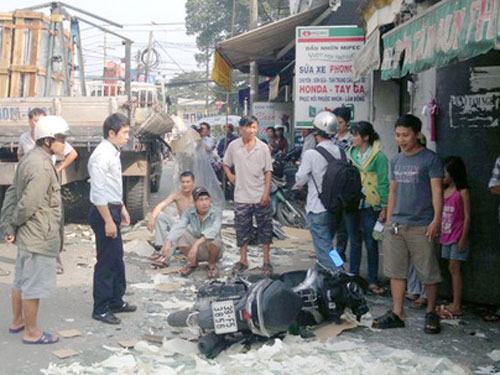 Đang nướng thịt, bị cả đống kính đổ đè lên người