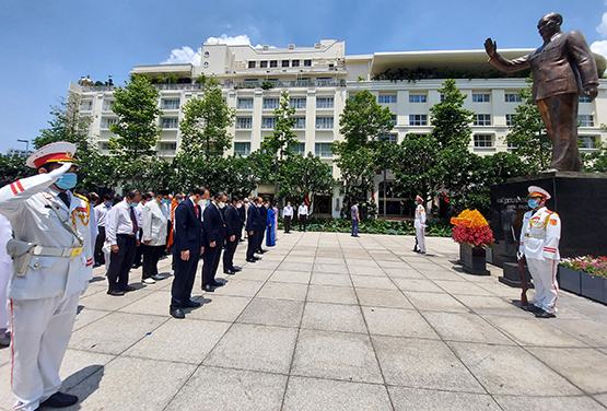 Đoàn đại biểu Đảng, Nhà nước dâng hoa tưởng niệm Chủ tịch Hồ Chí Minh