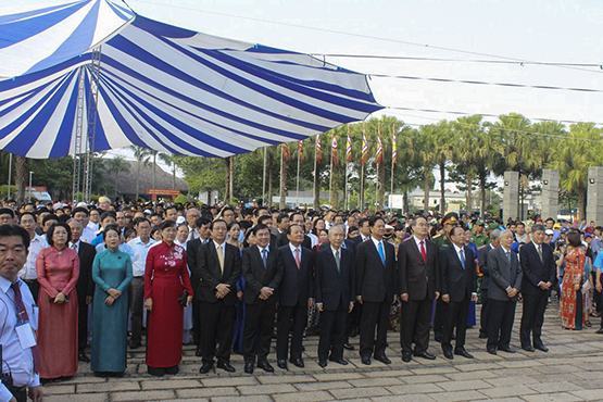 Lãnh đạo TP.HCM dâng hương tưởng nhớ các Vua Hùng