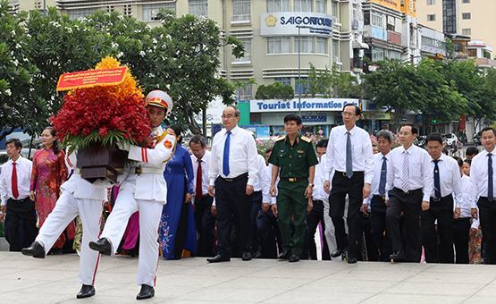 Lãnh đạo TP.HCM dâng hoa Chủ tịch Hồ Chí Minh
