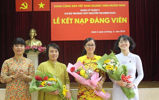 Một nữ sinh lớp 12 được kết nạp Đảng