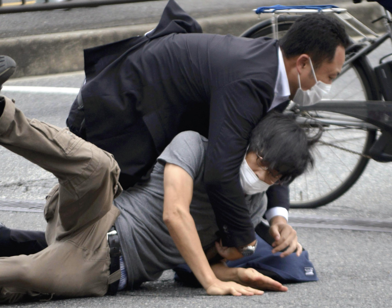 Danh tính nghi phạm bắn ông Shinzo Abe nguy kịch - ảnh 1