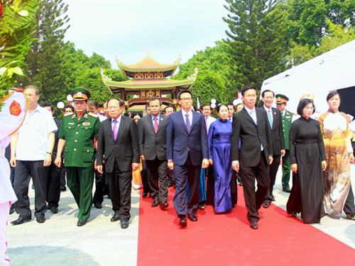 Đoàn đại biểu TP.HCM dâng hương, dâng hoa các anh hùng liệt sĩ