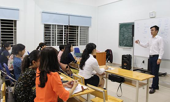 Giáo viên rủ nhau đi học… “đánh vần”