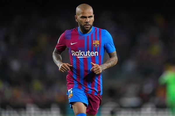 Dani Alves bóng gió về tương lai tại Barcelona