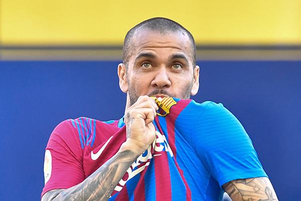 Dani Alves chia tay Barcelona