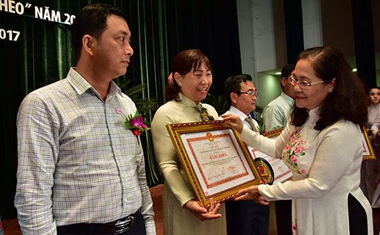 Dân vận là gần dân, hướng về cơ sở