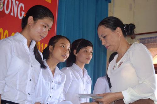 Báo Giáo dục TP.HCM trao học bổng “Hướng về biển đảo” lần 5