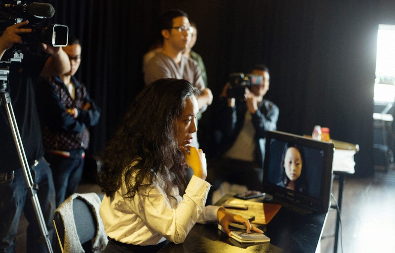 Đạo diễn Nguyễn Hoàng Điệp trên studio chụp hình cho phim tiếp theo Câu chuyện buồn nhất thế gian. (Ảnh:NVCC)